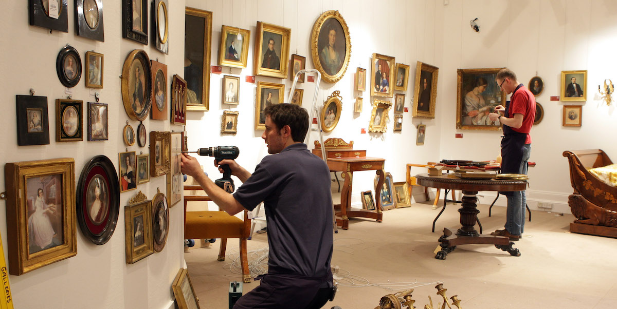 Quadri appesi per un'asta da Sotheby's, Londra, 11 marzo 2009
(Oli Scarff/Getty Images)