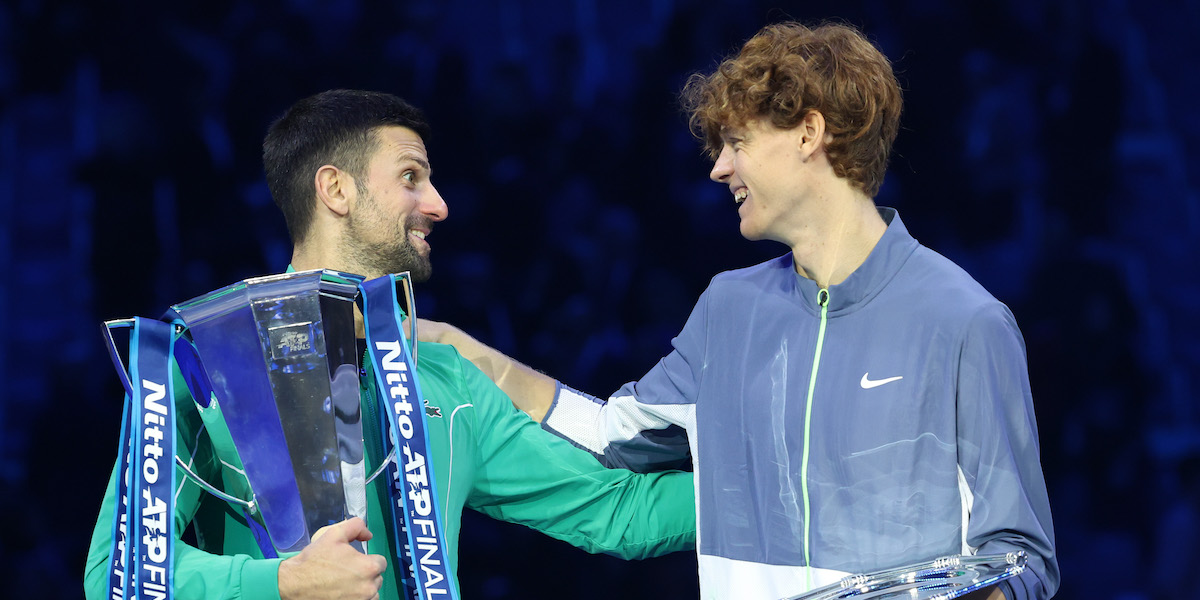 Novak Djokovic e Jannik Sinner durante la premiazione delle ATP Finals (Alberto Lingria/Xinhua via ZUMA Press)