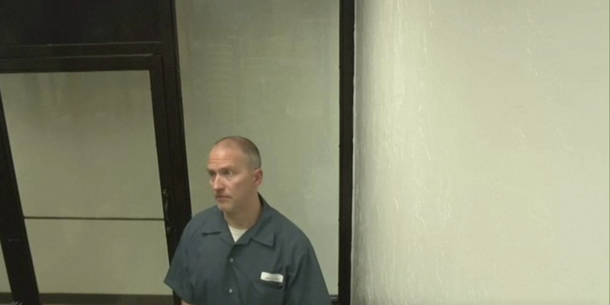 Derek Chauvin in collegamento via Zoom durante un'udienza dal carcere di Tucson, in Arizona, lo scorso 17 marzo (Minnesota Judicial Branch via AP)