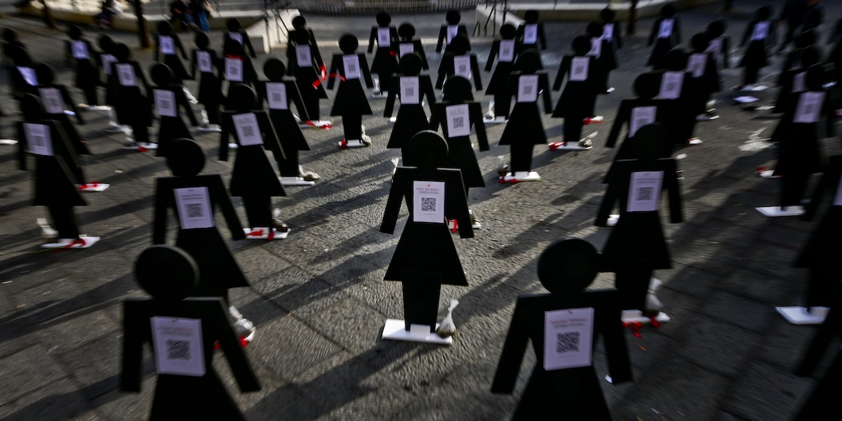 Sagome nere per ricordare le vittime di femminicidio in Italia, Napoli, 25 novembre 2022 (ANSA/CIRO FUSCO)
