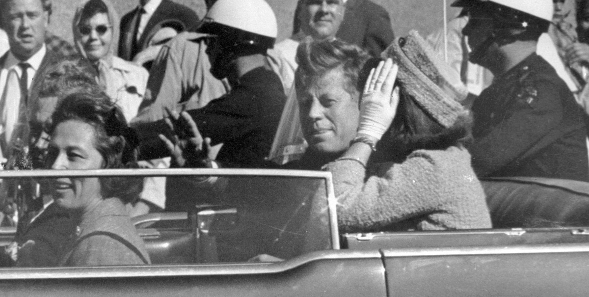 John e Jacqueline Kennedy a Dallas poco prima che il presidente venga ucciso, 22 novembre 1963
(AP Photo/Jim Altgens)