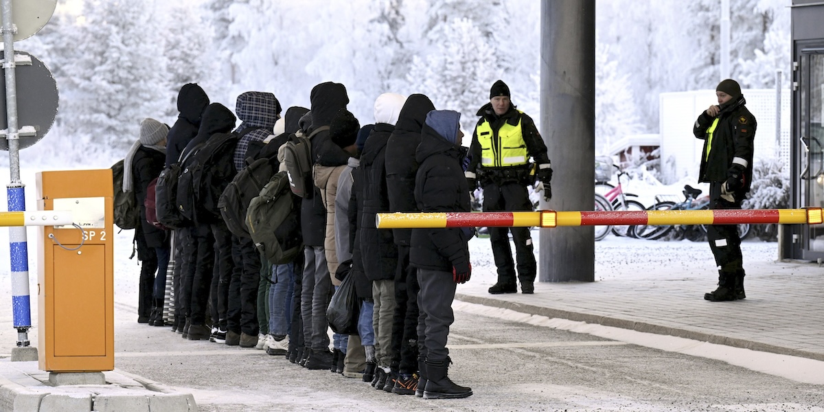 Migranti al confine con la Russia a Salla, nel nord della Finlandia, mercoledì 22 novembre
