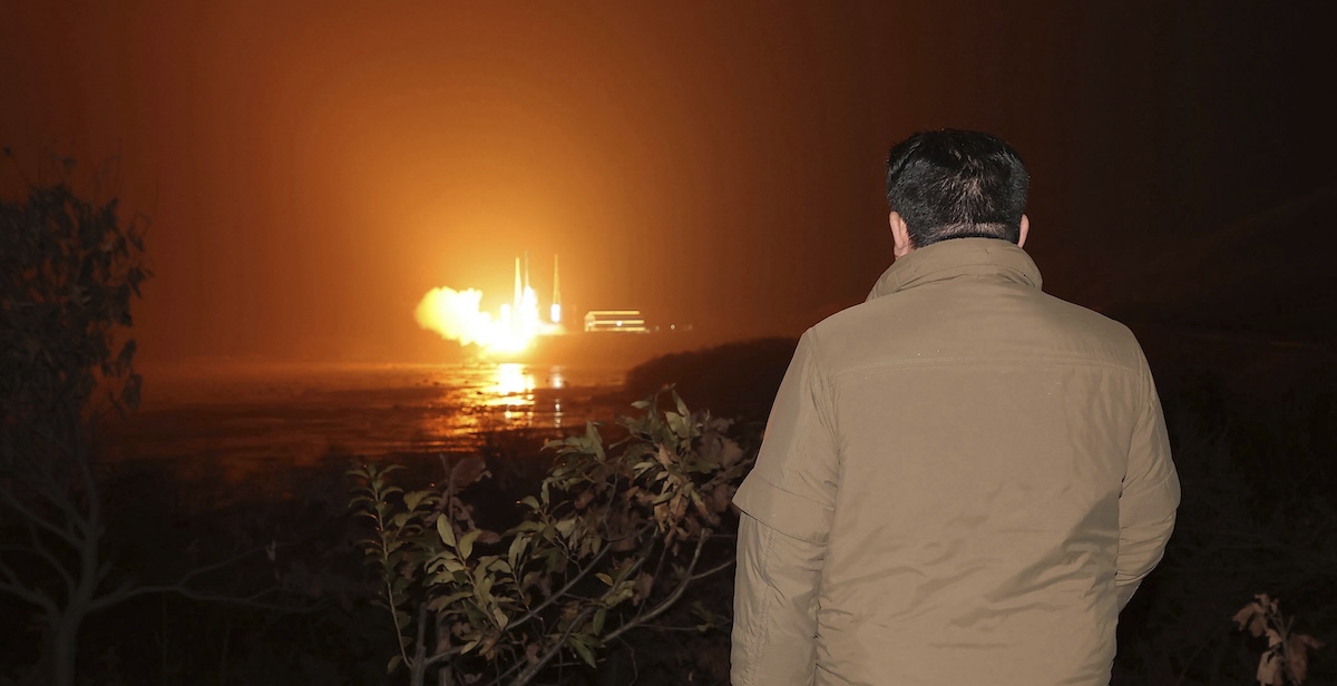 Il dittatore nordcoreano Kim Jong Un mentre osserva il lancio di un satellite di ricognizione militare (Korean Central News Agency/Korea News Service via AP)