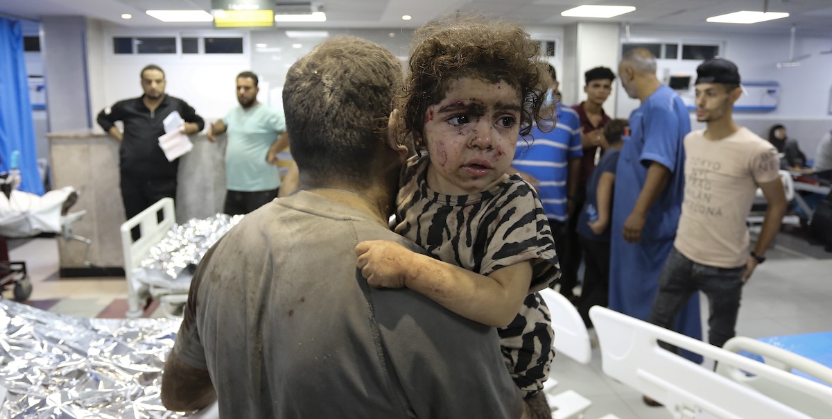 Persone palestinesi ferite ricoverate nell'ospedale al Shifa di Gaza (AP Photo/Abed Khaled)