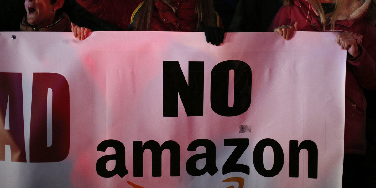 Una manifestazione contro Amazon in Spagna, durante il Black Friday del 2018 (AP Photo/Manu Fernandez)