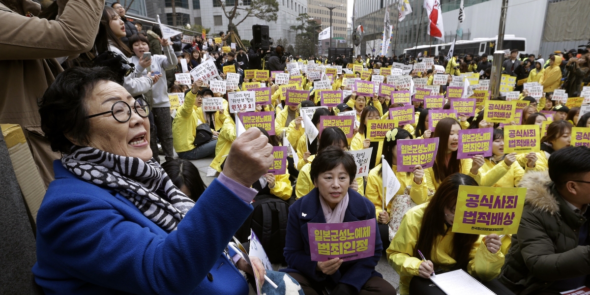 Lee Yong-soo, ex “donna di conforto” che secondo la sentenza dovrà essere risarcita, a una manifestazione patriottica sudcoreana nel 2017 (AP Photo/Ahn Young-joon, File)
