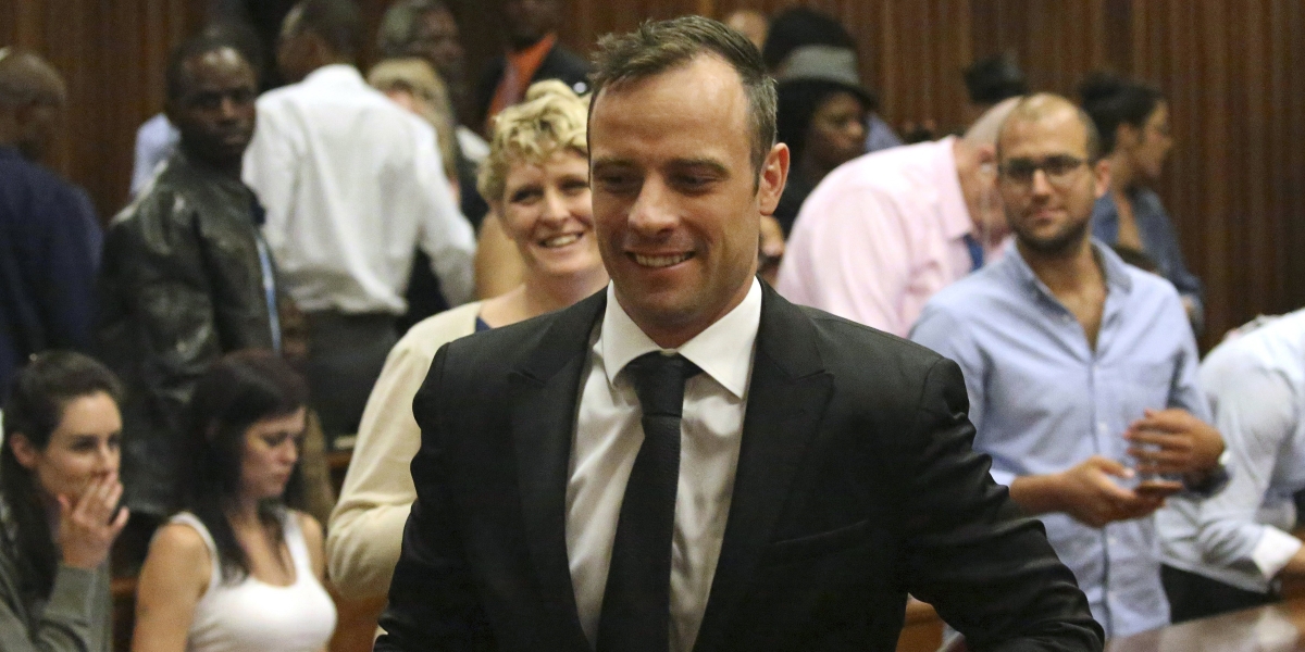 Oscar Pistorius dopo un'udienza nel 2015 (AP Photo/Siphiwe Sibeko, Pool, File)