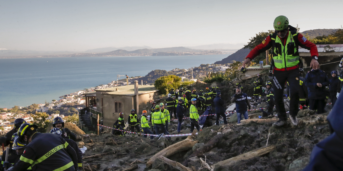 Soccorritori a Ischia il 28 novembre del 2022 (AP Photo/Salvatore Laporta)