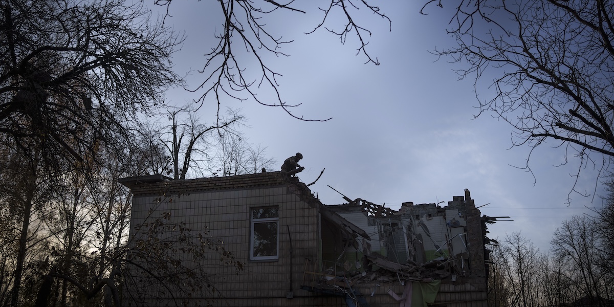 Uno degli edifici di Kiev danneggiati dall'attacco dei droni (AP Photo/Felipe Dana)