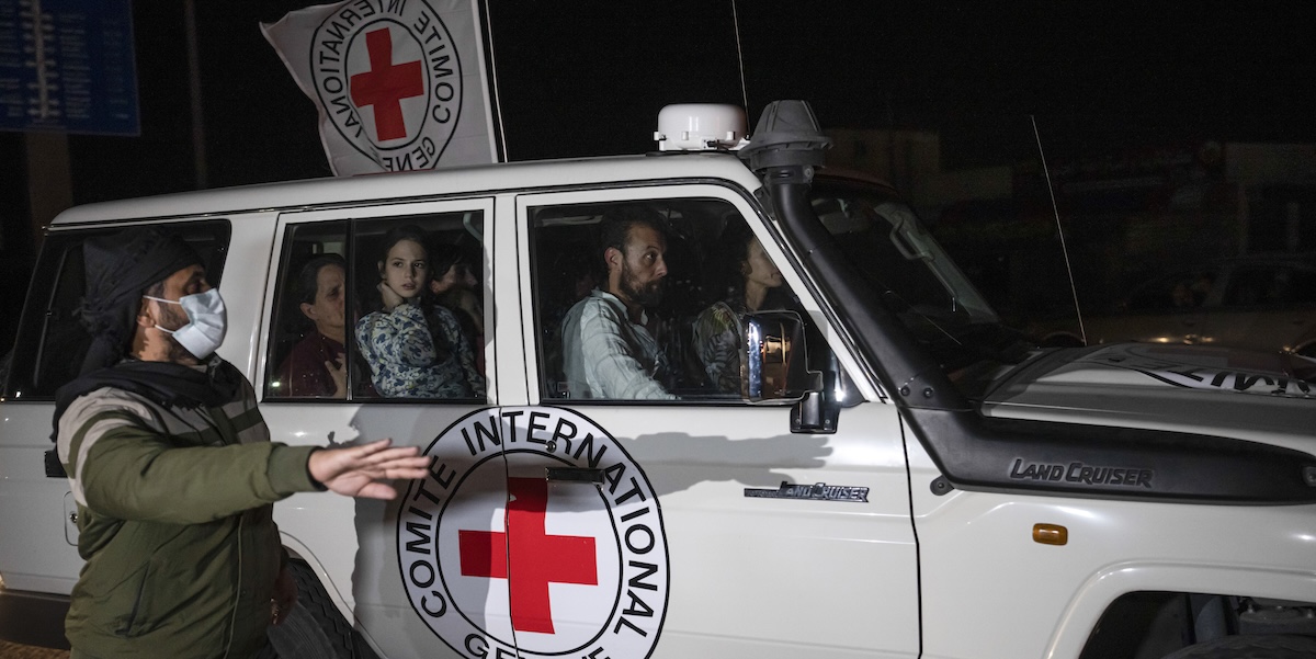 L'auto della Croce Rossa con alcuni degli ostaggi liberati (AP Photo/Fatima Shbair)