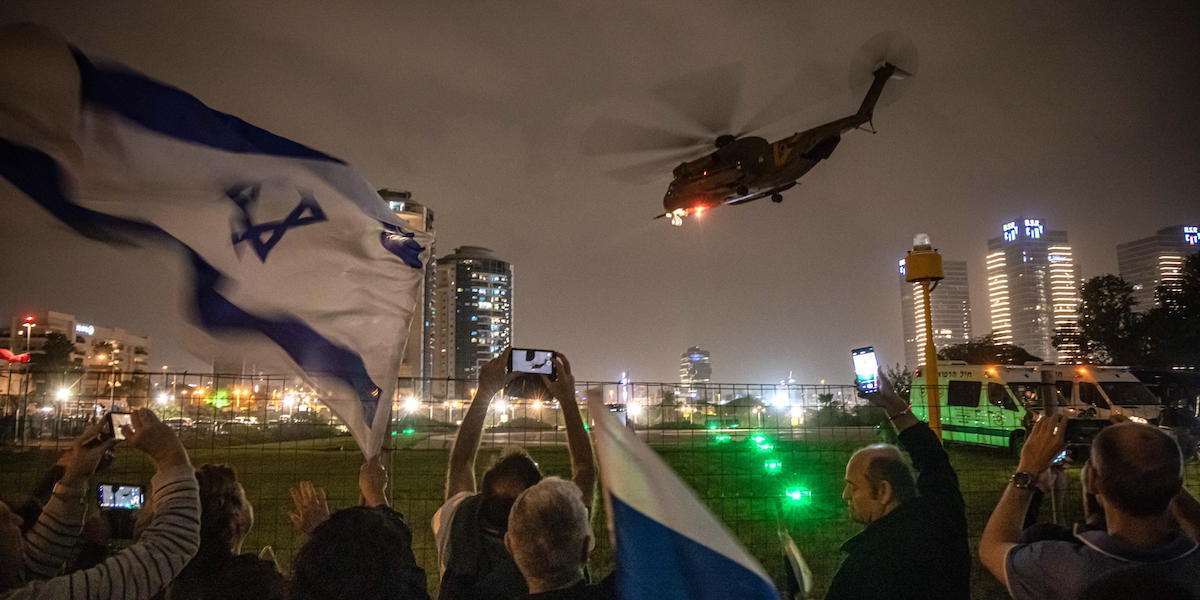 Un elicottero dell'esercito israeliano con a bordo ostaggi da poco liberati da Hamas arriva in un ospedale nella città israeliana di Petah Tikva (EPA/CHRISTOPHE PETIT TESSON)