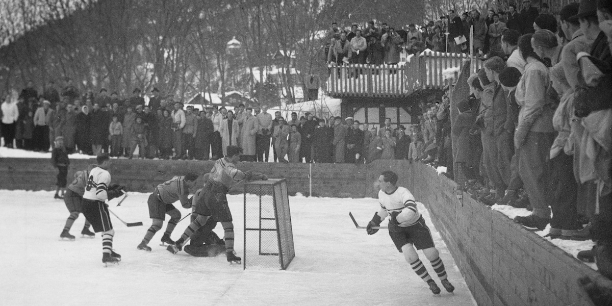 Una partita di hockey tra Canada e Gran Bretagna durante le Olimpiadi di Sankt Moritz del 1948 (Chris Ware, Getty)