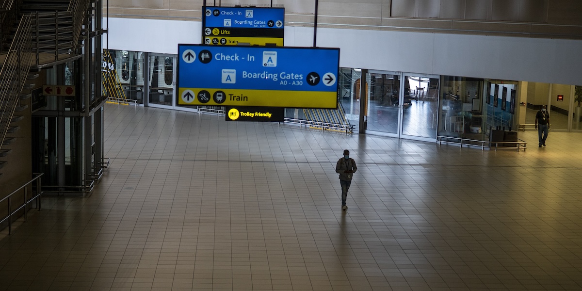 Un uomo nell'aeroporto di Johannesburg, in Sudafrica (AP Photo/Jerome Delay, File)
