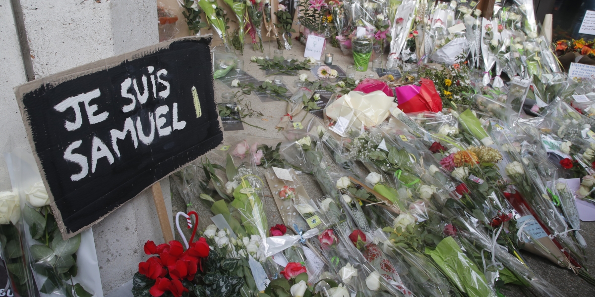 È iniziato il processo contro 6 studenti accusati di essere coinvolti nell’omicidio del professore francese Samuel Paty nel 2020