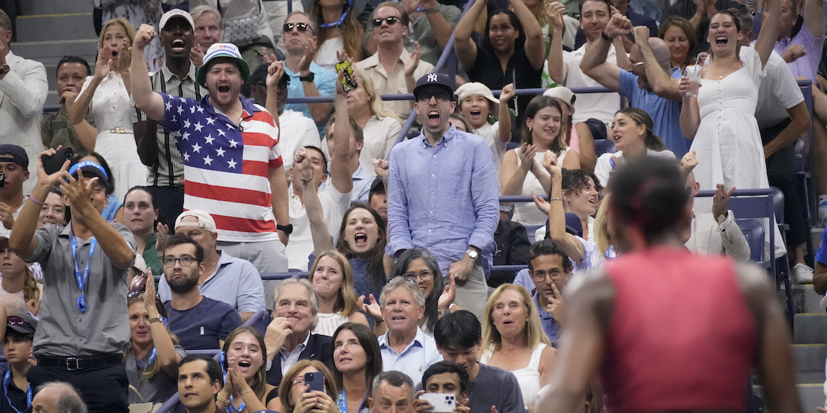 Tifosi statunitensi esultano verso la tennista connazionale Coco Gauff (AP Photo/Charles Krupa)