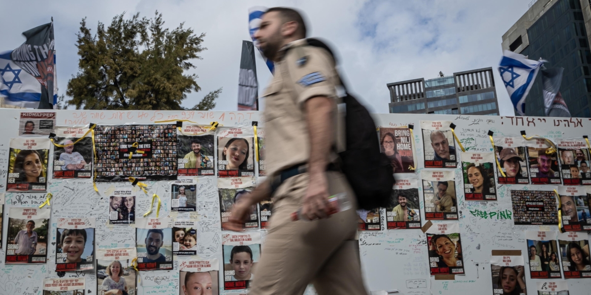 Un'installazione per chiedere il rilascio degli ostaggi a Tel Aviv (EPA/CHRISTOPHE PETIT TESSON)