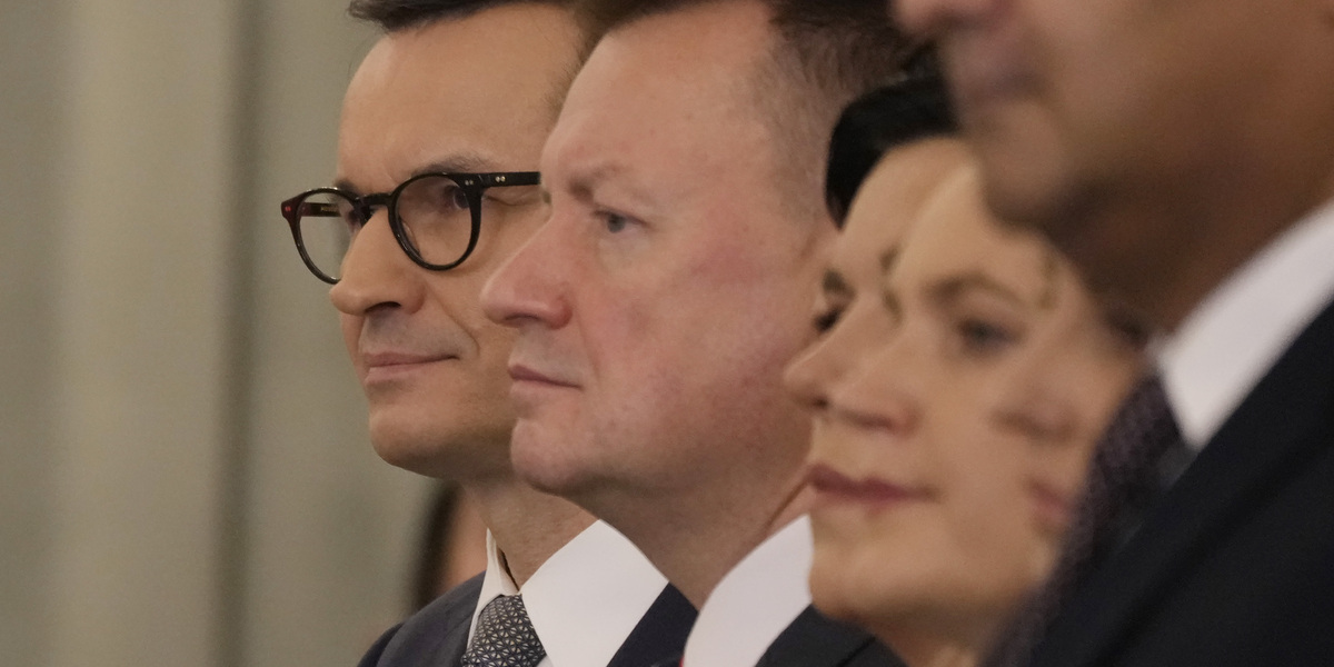 Il primo ministro polacco Mateusz Morawiecki (sulla sinistra) con alcuni membri del suo nuovo governo (AP Photo/Czarek Sokolowski)