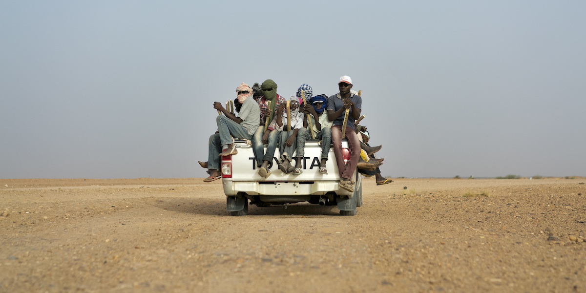 Persone migranti che attraversano il deserto del Niger verso la Libia nel 2018 (AP Photo / Jerome Delay, File)