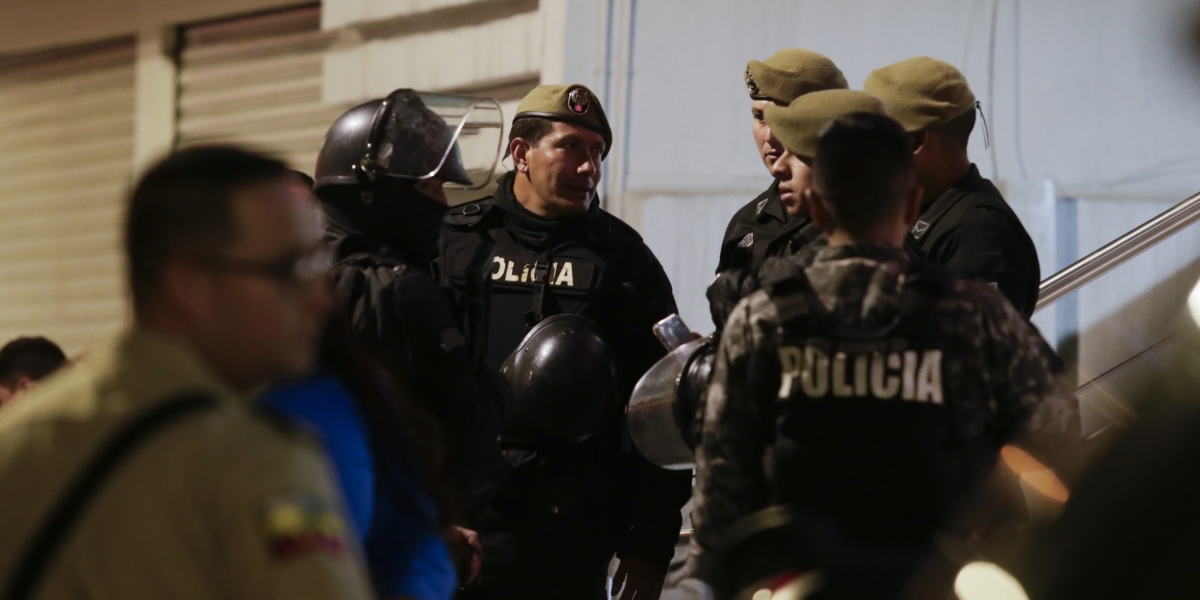 Agenti di polizia ecuadoriani, il 9 agosto 2023 (AP Photo/Juan Diego Montenegro)