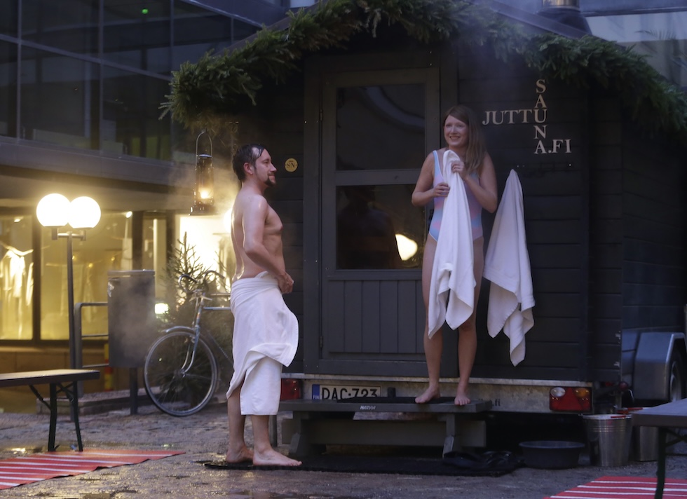 Due persone dopo la tradizionale sauna di Natale a Helsinki, il 18 dicembre del 2016 