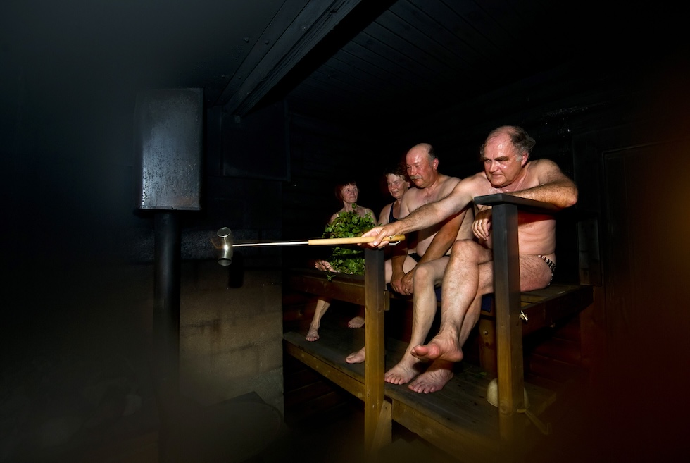 Quattro persone fanno la sauna in un cottage di Leppavirta, nella Finlandia centrale, nel luglio del 2012. 