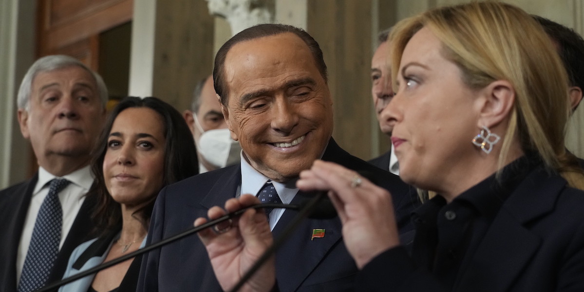 Berlusconi e Meloni al Quirinale, durante le consultazioni del presidente della Repubblica il 21 ottobre del 2022 (AP Photo/Gregorio Borgia)