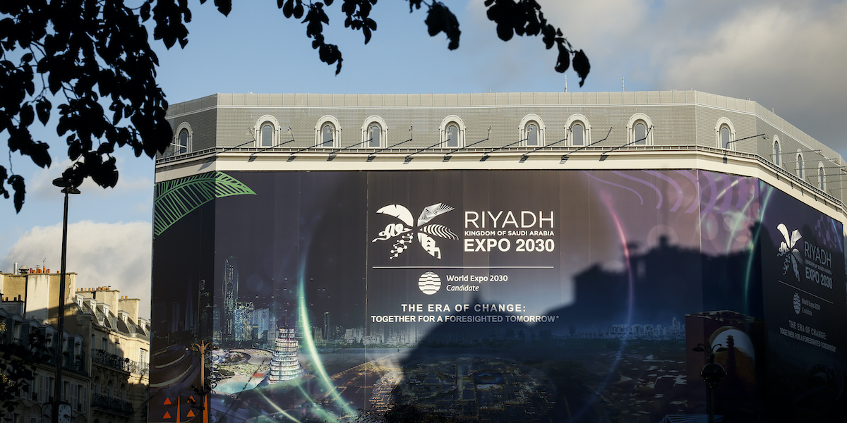 Un cartellone che sponsorizza la candidatura di Riyad a Parigi, 28 novembre (AP Photo/Thomas Padilla)