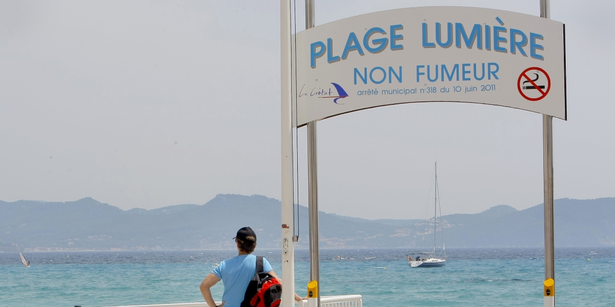 Cartello che indica una spiaggia non fumatori a La Ciotat, vicino a Marsiglia, nel 2011 (AP Photo/Jacques Brinon)