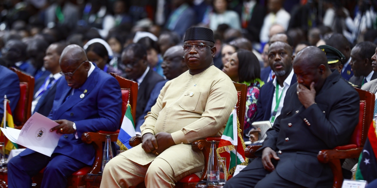 Il presidente della Sierra Leone, Julius Maada Bio, al centro (AP Photo/Brian Inganga)