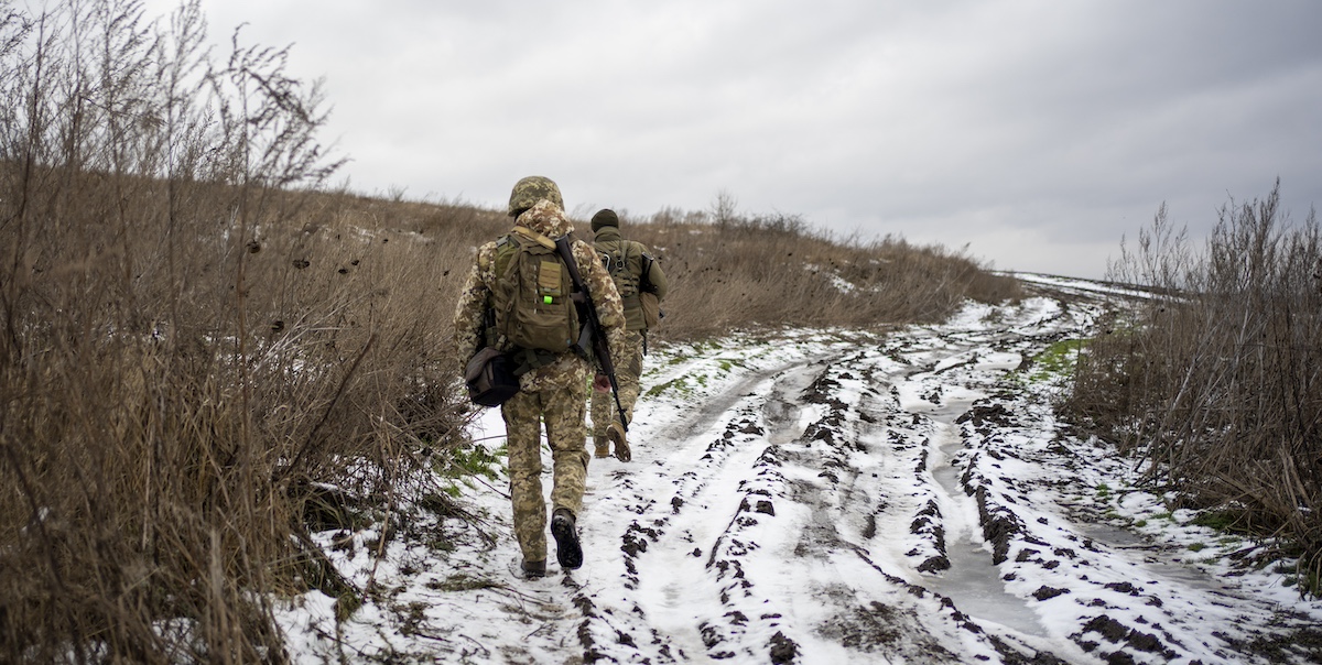 Due soldati ucraini di guardia al confine nella regione di Sumy (AP Photo/Hanna Arhirova)