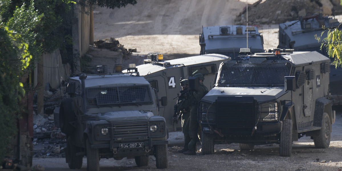 Mezzi militari israeliani nel campo profughi di Jenin, in Cisgiordania, durante l'operazione militare (AP Photo/Majdi Mohammed)