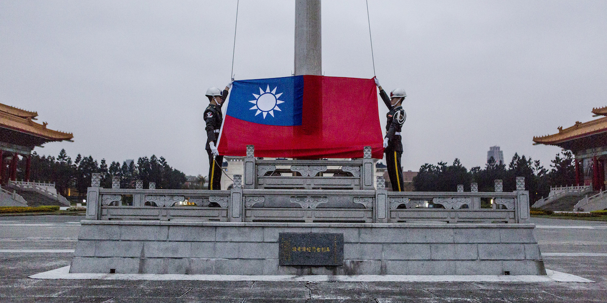 Il momento dell'alzabandiera della Guardia d'onore al Memoriale di Chiang Kai-shek. Taipei, Taiwan, 14 gennaio 2016 (Ulet Ifansasti/Getty Images)