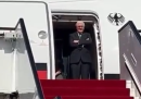 Il video del presidente tedesco che aspetta invano di essere accolto al suo arrivo in Qatar