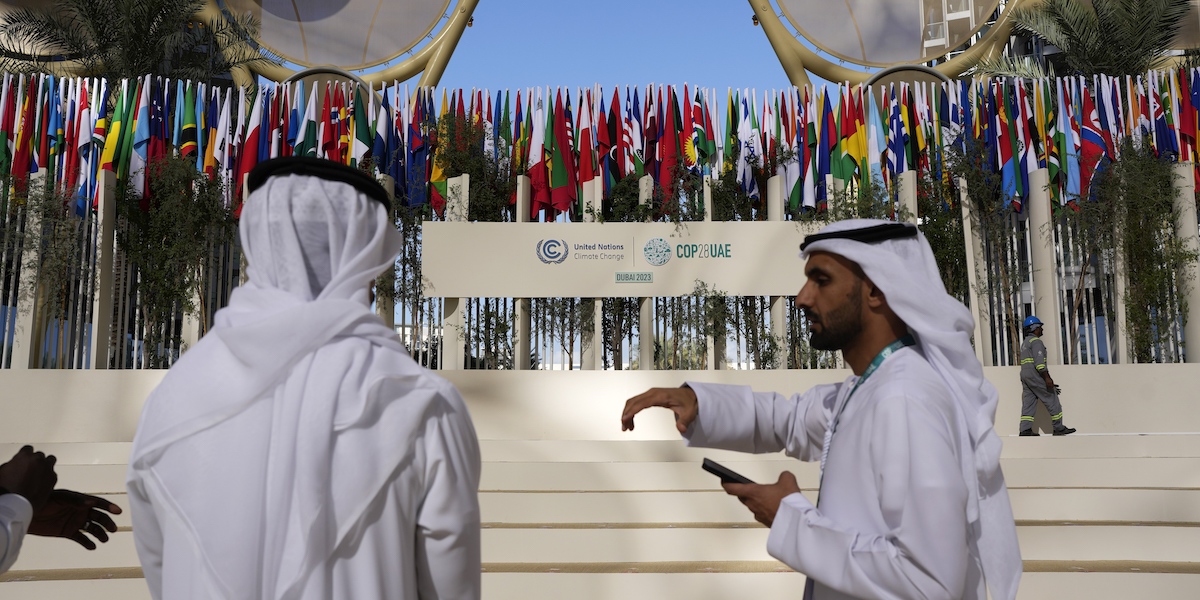 All'ingresso della COP28 di Dubai, negli Emirati Arabi Uniti, il 30 novembre 2023 (AP Photo/Rafiq Maqbool)