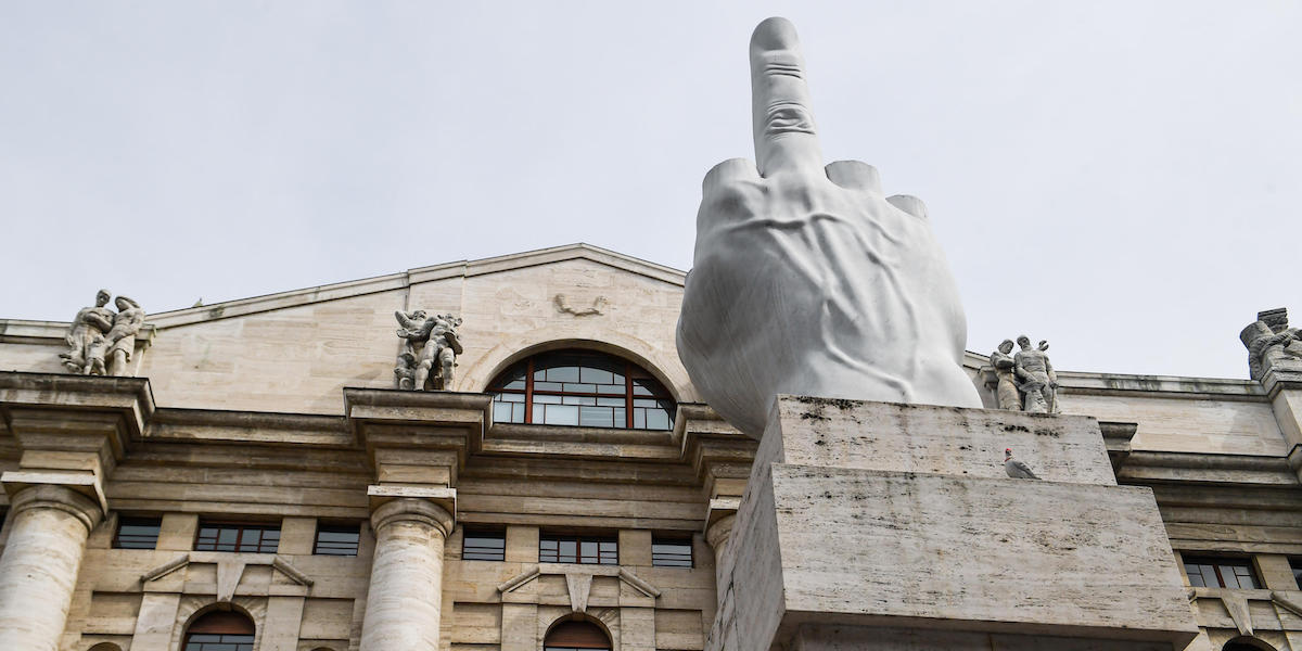 La sede della borsa italiana, in piazza degli Affari, a Milano (ANSA / MATTEO BAZZI)