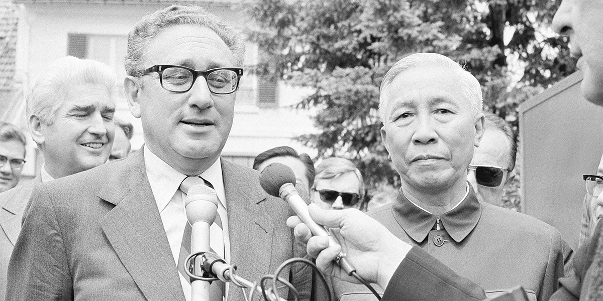 Un incontro fra Henry Kissinger e Le Duc Tho del giugno del 1973 (AP Photo/Michel Lipchitz)
