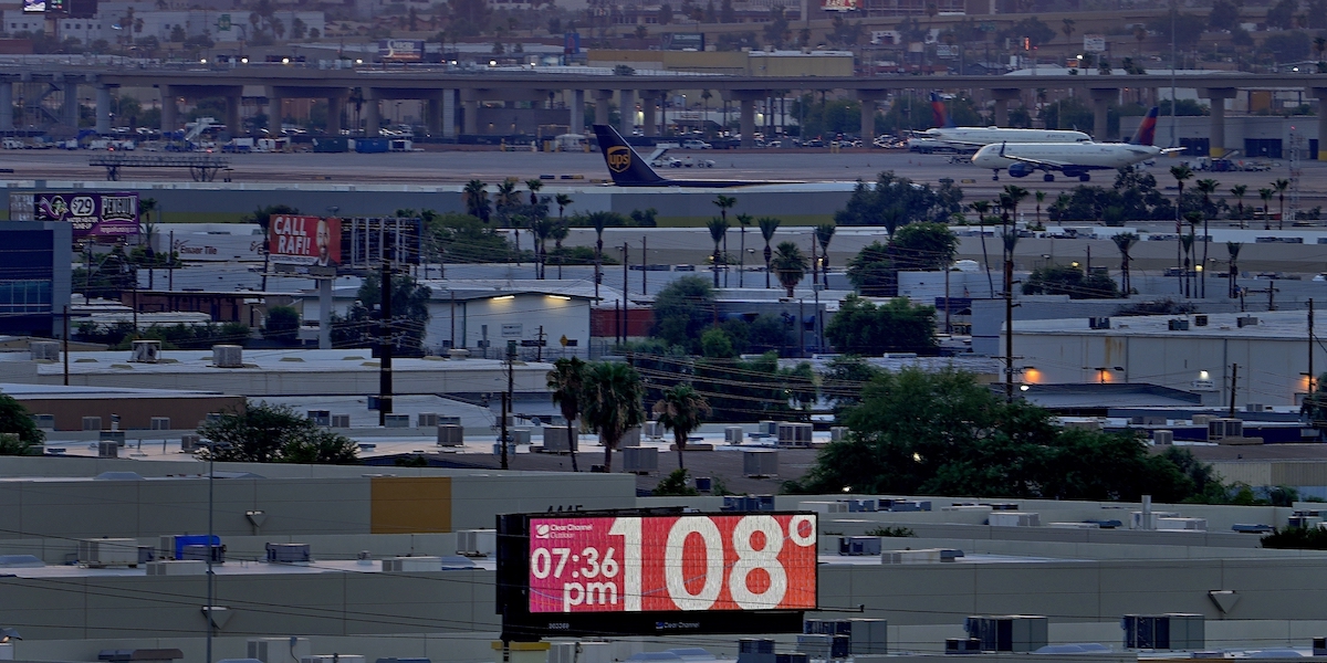 108 °F, pari a 42,2 °C, segnalati da uno schermo all'aeroporto di Phoenix, in Arizona, il 12 luglio 2023 (AP Photo/Matt York, File)