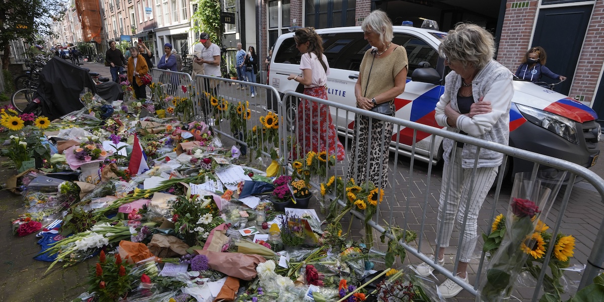Persone davanti al luogo dell’attacco subìto da Peter R. de Vries. Amsterdam, 8 luglio 2021