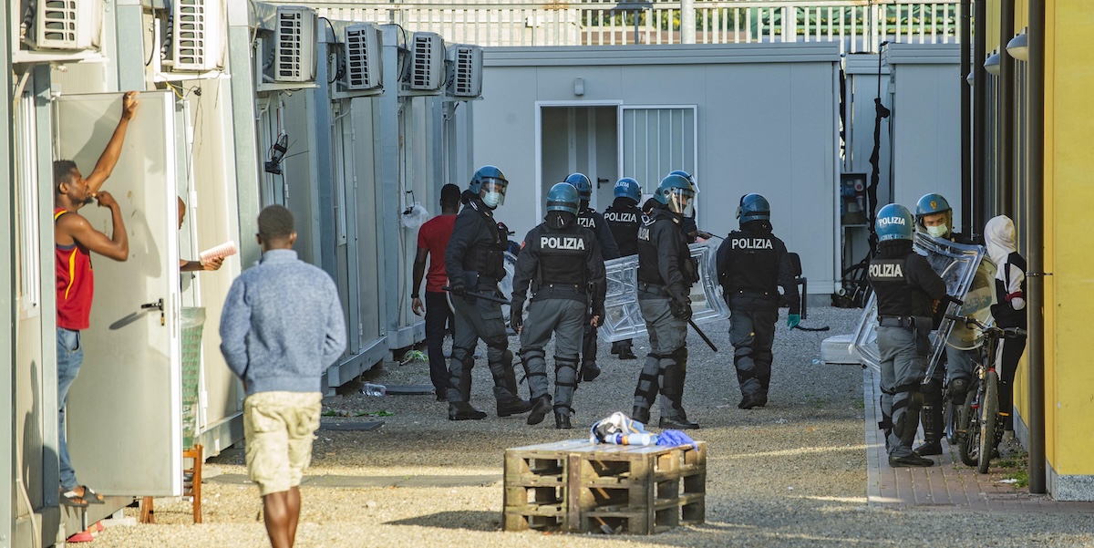 Poliziotti nel CPR di Milano durante una rivolta dei migranti detenuti, il 12 ottobre 2020 (ANSA/Andrea Fasani)