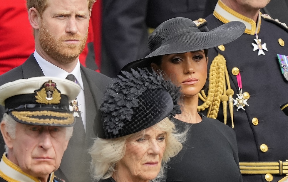 Harry e Meghan dietro a Carlo e alla moglie Camilla durante il funerale della regina Elisabetta II del Regno Unito all'abbazia di Westminster, il 19 settembre del 2022