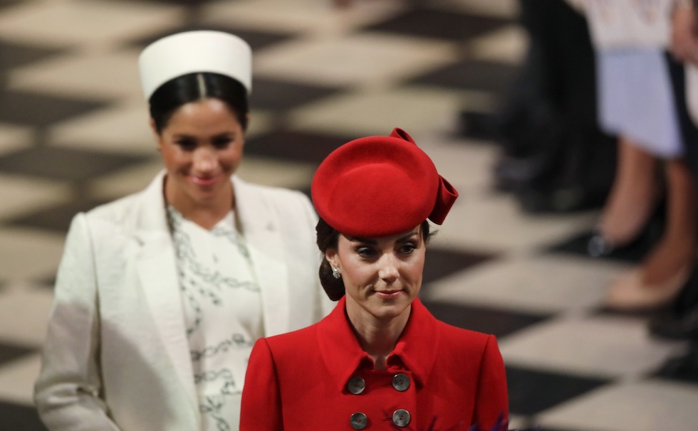 Meghan es fotografiada detrás de Catherine durante una ceremonia religiosa en la Abadía de Westminster el 11 de marzo de 2019.