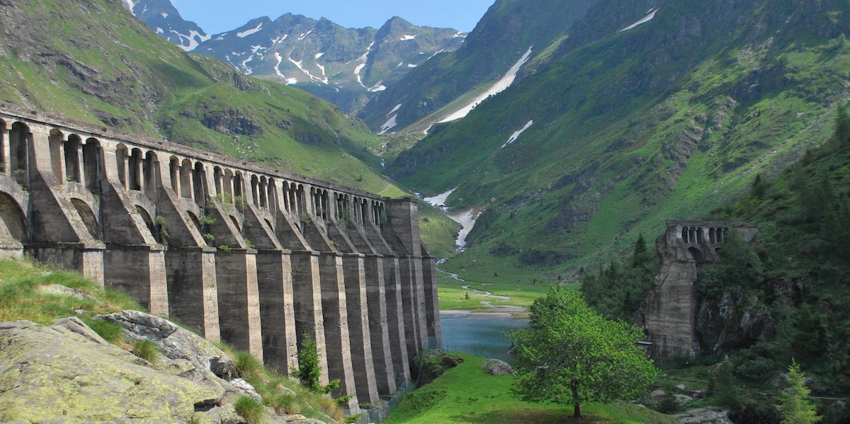 Un'immagine attuale dei resti della diga del Gleno (ANSA/Wikipedia)