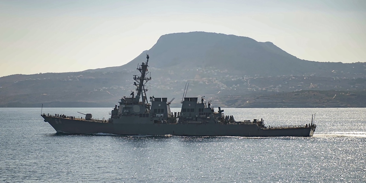 La USS Carney nella baia di Souda, in Grecia (Petty Officer 3rd Class Bill Dodge/U.S. Navy via AP)