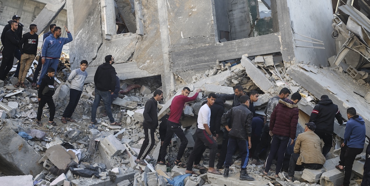 Le macerie di un palazzo distrutto da un bombardamento israeliano a Rafah, nel sud della Striscia di Gaza (AP Photo/Hatem Ali)