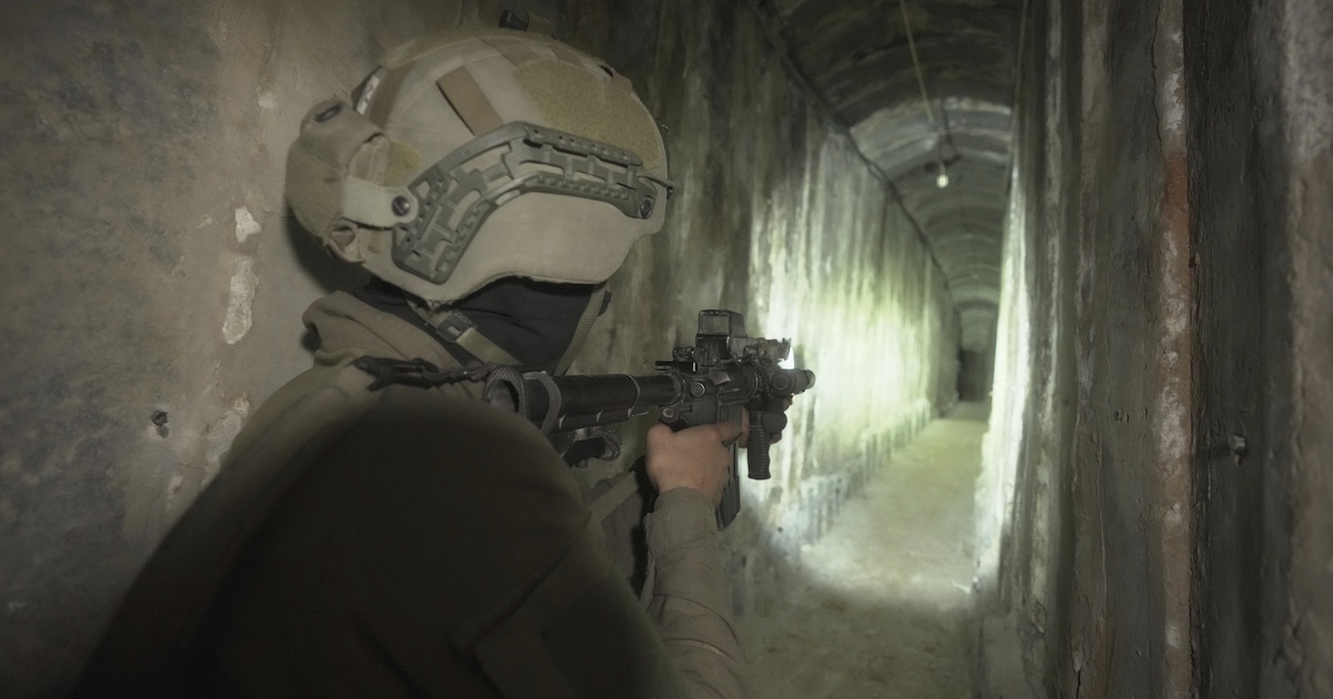 Un soldato israeliano in un tunnel sotto alla Striscia di Gaza (AP Photo/Victor R. Caivano)