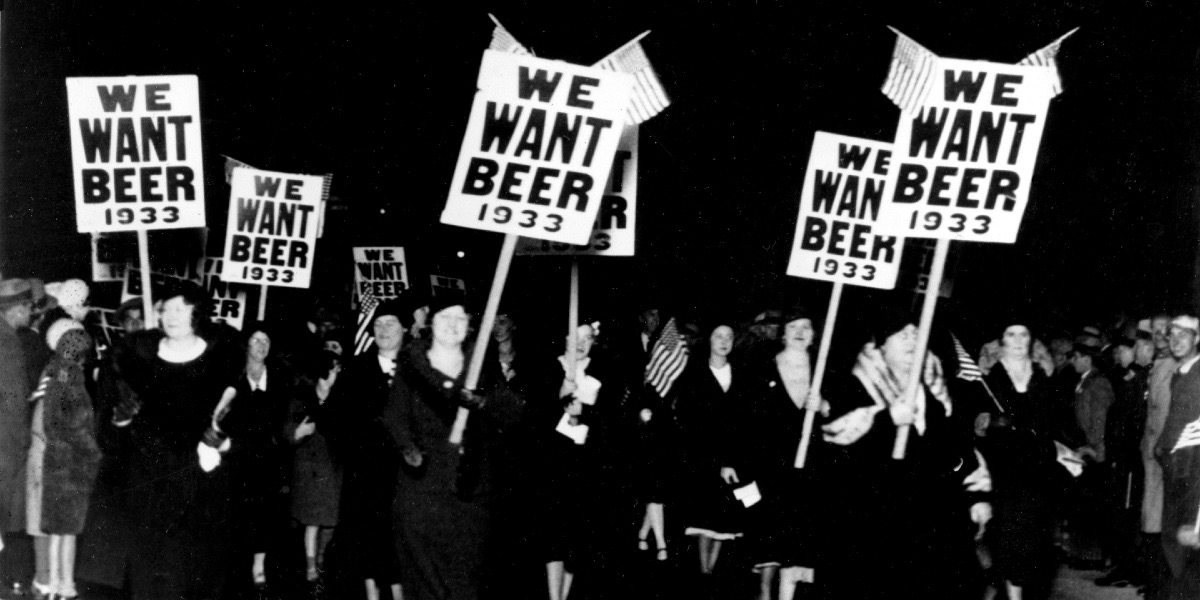 Donne protestano per chiedere l'eliminazione delle leggi del Proibizionismo a Newark, in New Jersey, il 28 ottobre del 1932 (AP Photo)