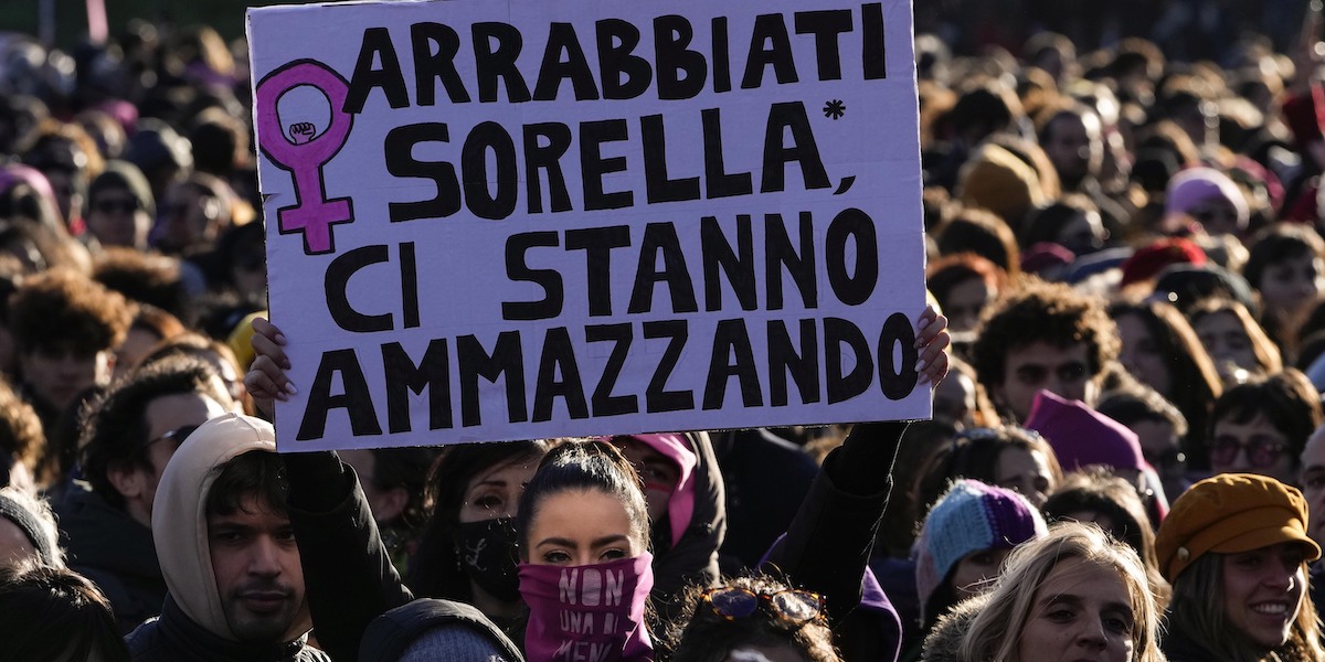 La manifestazione a Roma per la giornata contro la violenza sulle donne, il 25 novembre 2023 (AP Photo/Alessandra Tarantino)