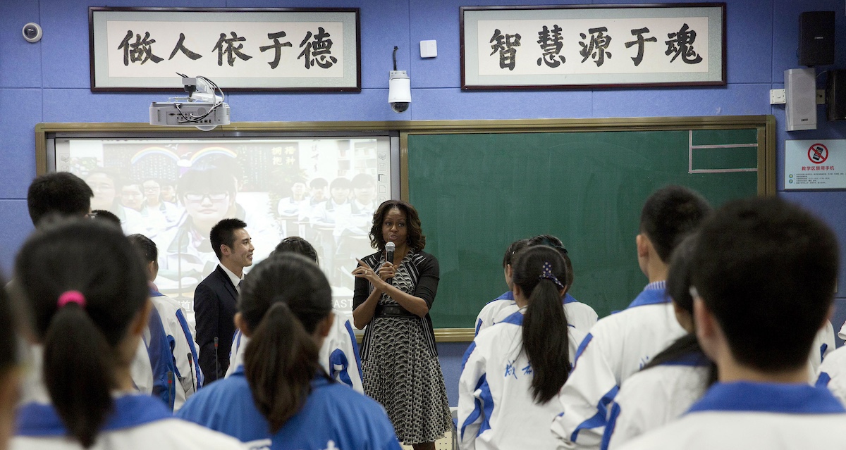 L'ex first lady americana Michelle Obama in una scuola cinese nel 2014 (AP Photo/Andy Wong)