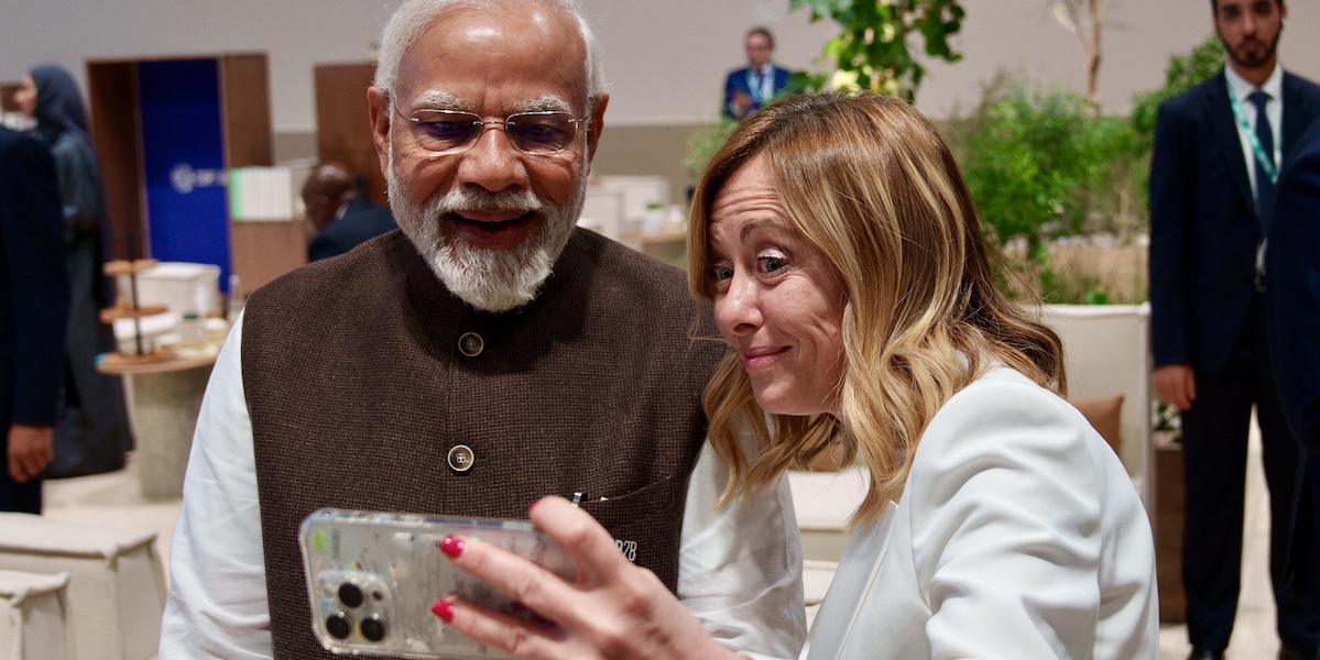 Meloni si scatta una selfie col premier indiano Modi, durante la COP28 di Dubai (Filippo Attili/LaPresse)