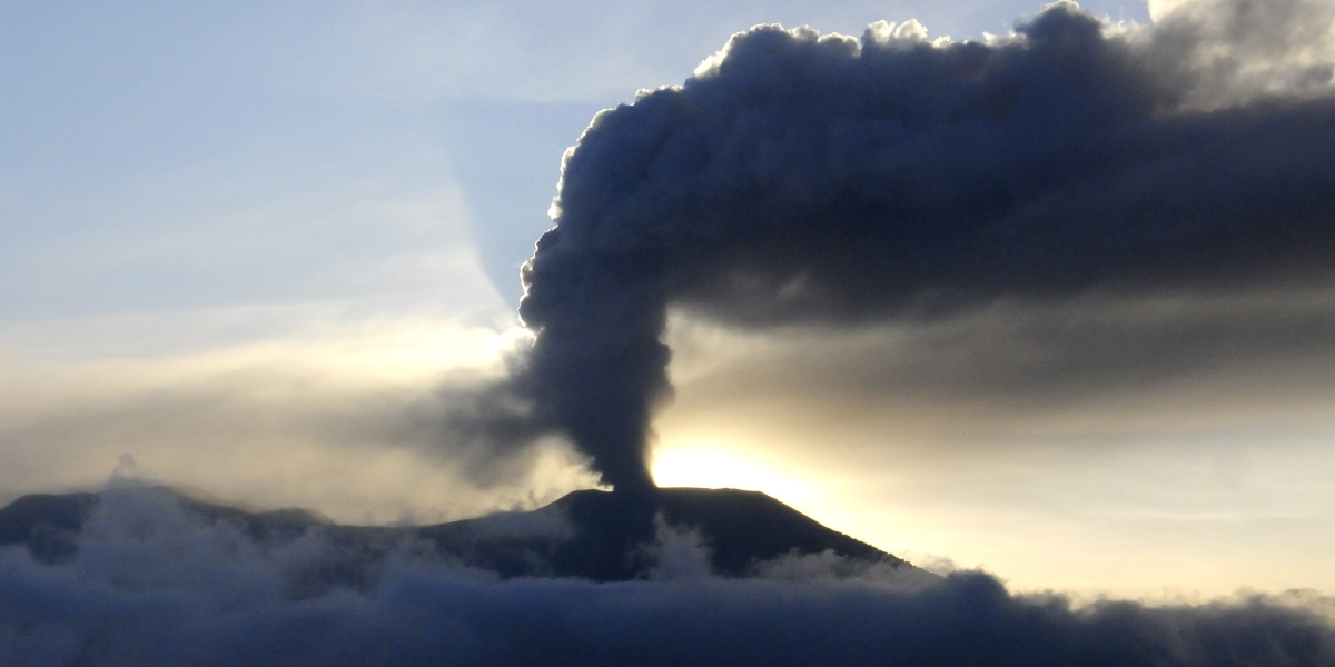 -salito-a-22-il-numero-delle-persone-morte-a-causa-dell-eruzione-del-vulcano-marapi-in-indonesia-e-una-ancora-dispersa